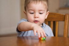 Врач назвал допустимое количество сладкого для детей