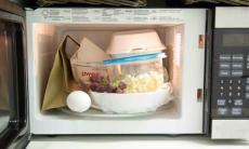 Названы вещи, которые ни в коем случае нельзя помещать в микроволновку