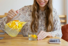 Этот простой домашний напиток помогает избавиться от вздутия живота