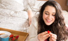 Почему не стоит принимать пищу лежа