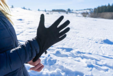 Терапевт объяснила, как правильно ухаживать за кожаными перчатками