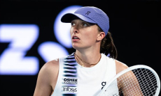 Ига Швентек неожиданно испытала проблемы на старте Australian Open-2026