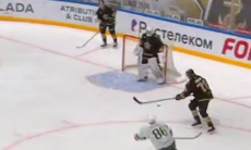 Конкурент «Барыса» в КХЛ забил автогол года. Видео