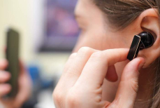 Эксперт объяснил, можно ли подслушать разговоры через беспроводные наушники