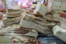 Биолог объяснила, как правильно есть сало