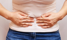 Гастроэнтеролог развеяла мифы о влиянии позы во время еды на работу ЖКТ