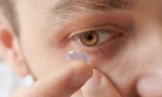 Носителей контактных линз предупредили об опасной болезни