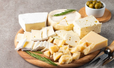 Врач предостерегла от сочетания сыра с одним популярным продуктом