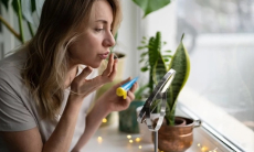 Сон с макияжем мешает восстановлению кожи