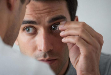 Офтальмолог предупредила об опасном заболевании глаз у носителей контактных линз