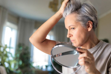 Учёные из Японии нашли способ замедлить появление седых волос