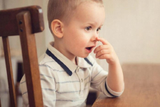 Опасно ли ковырять в носу? Врач отделил мифы от реальных рисков