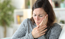 Стоматолог предупредила об опасной ошибке при болезни зубов