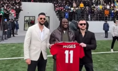 Появилось эмоциональное видео представления Виктора Мозеса на новом стадионе в Кызылорде