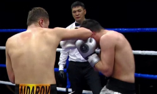 Нокаутом закончился боксерский бой Казахстан — Узбекистан