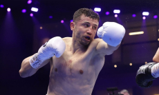 Звездный боксер из Узбекистана оформил разгром в весе Жанибека Алимханулы. Видео