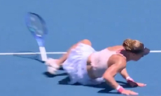 Оскорбившая Рыбакину теннисистка уронила соперницу на Australian Open. Видео