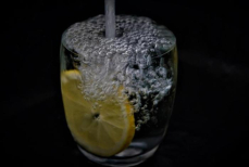 Неожиданный вред ЗОЖ — вода с лимоном и смузи разрушают эмаль