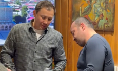 Геннадий Головкин сделал подарок главному тренеру сборной Узбекистана по боксу. Видео