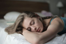 Названа продолжительность сна, повышающая риск ранней смерти