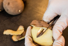 Почему косметологи рекомендуют протирать лицо картофелем