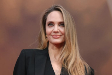 Анджелину Джоли заподозрили в романе с загадочным европейцем