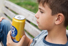 Трубочка и 40 минут ожидания — правила от стоматолога для тех, кто пьёт энергетики