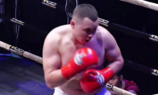 Нокдауном и нокаутом обернулся бой казахстанского супертяжа в Таиланде