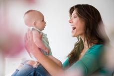 Ученые выяснили, когда младенцы начинают понимать глаголы