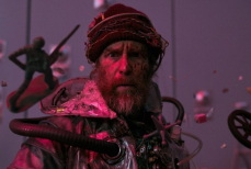 Смешной и глубоко актуальный. Критики оценили фильм «Удачи, веселья, не сдохни»