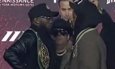 «Сбежавший» от Алимханулы чемпион мира провёл первую дуэль взглядов с соперником. Видео