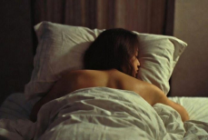 Невролог предупредила, чем опасен сон на животе