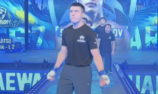 Решением судей закончился бой казахстанского чемпиона в топовом промоушне