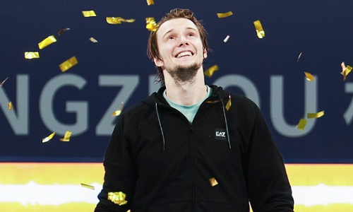 Лучший теннисист Казахстана отпраздновал Новый год в России