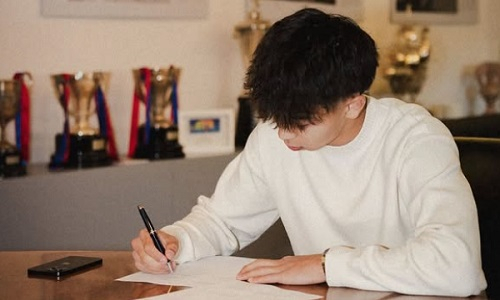 Казахстанский нападающий сообщил о долгосрочном контракте с клубом из Испании