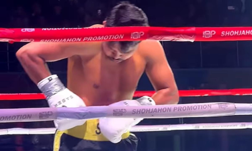 Молниеносным нокаутом закончился бой узбекистанца в главном событии вечера бокса. Видео