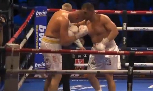 Нокаутом закончился бой за титул в супертяжелом весе. Видео