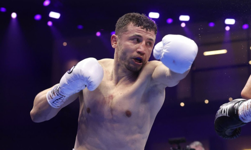 Звездный боксер из Узбекистана оформил разгром в весе Жанибека Алимханулы. Видео