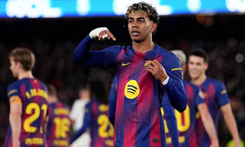 Ламин Ямаль забил шикарный гол через себя. Видео