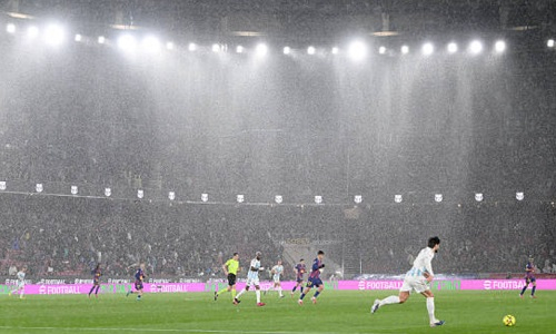 Дождь затопил футбольный стадион за полтора миллиарда евро. Видео