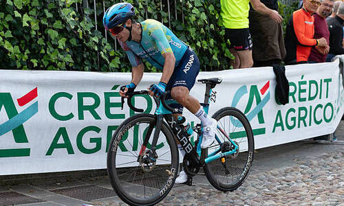 Гонщик «Астаны» ворвался в топ-3 многодневки в Саудовской Аравии