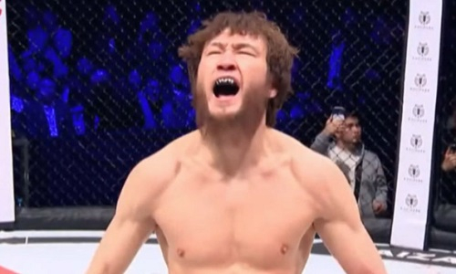 Тяжелым нокаутом закончился бой Казахстан — Китай на турнире по ММА. Видео