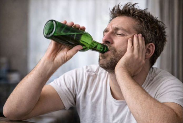 Гастроэнтеролог развеял четыре мифа о борьбе с похмельем — они вредят здоровью