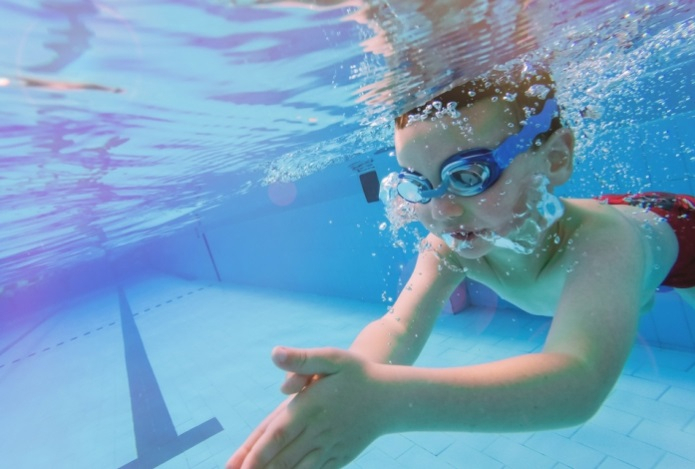 Как безопасно избавиться от воды в ухе после купания