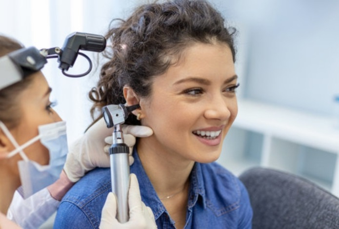 Названа неочевидная причина шума в ушах у женщин