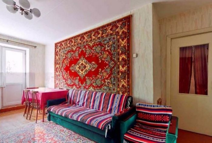 Ковер на стене возвращается — почему дизайнеры больше не смеются над этим трендом