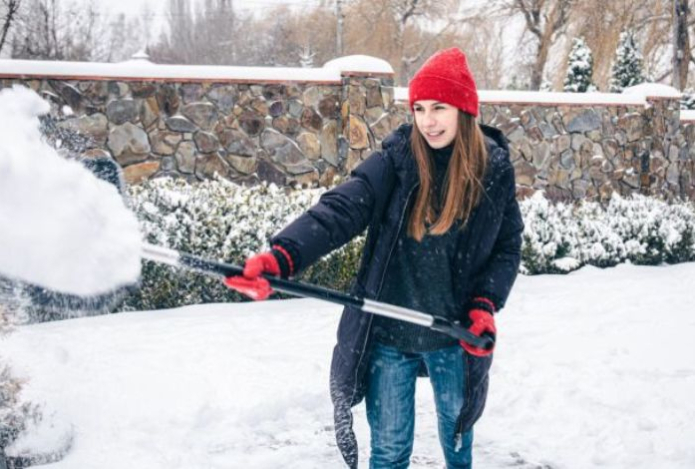 Как убрать снег быстро и без вреда для здоровья