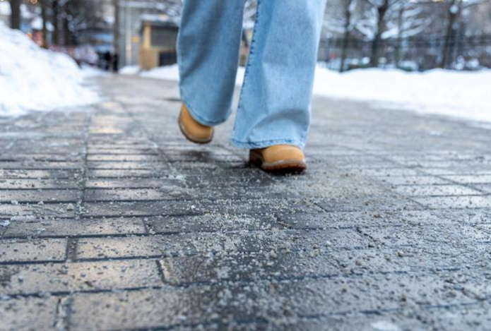 Чем посыпать дорожку возле дома зимой — гораздо лучше соли и реагентов
