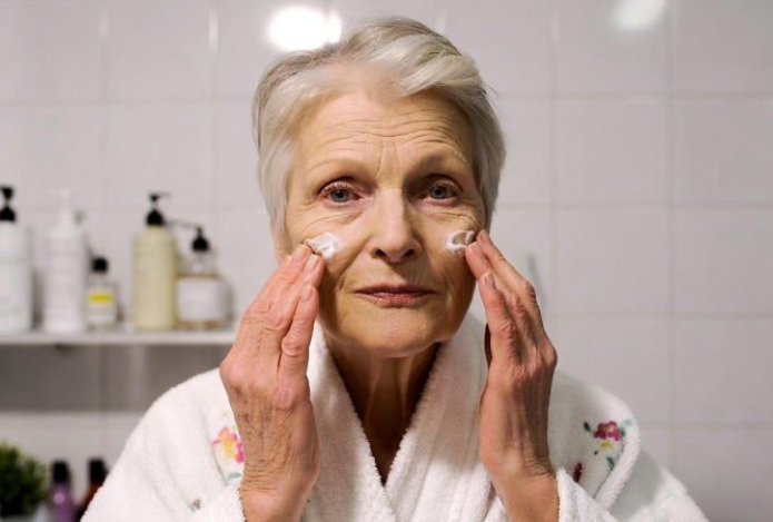 Уход за пожилой кожей в зимний период — рекомендации врача-дерматовенеролога