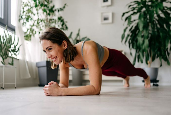 Тренер назвала пять упражнений, которые уберут выпирающий живот